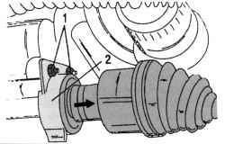 Снятие вала привода правого колеса (стрелкой указано направление снятия)