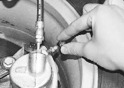 Замена тормозной жидкости в гидроприводах тормозов и выключения сцепления