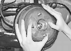 Снятие и установка тормозного барабана