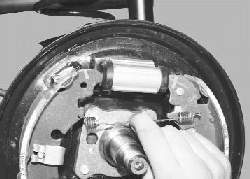 Замена тормозных колодок тормозного механизма заднего колеса