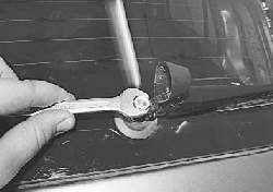 Замена моторедуктора стеклоочистителя окна двери задка