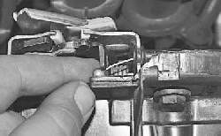 Снятие, установка и регулировка замка капота, его привода, защелки и предохранительного крючка