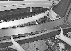 Снятие и установка трапеции стеклоочистителя ветрового окна в сборе с моторедуктором