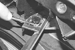 Снятие, установка и регулировка замка капота, его привода, защелки и предохранительного крючка