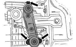 Места крепления левой подвески двигателя на коробке передач