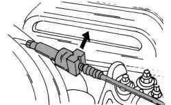 Снятие зажима тросика дроссельной заслонки на 16-клапанном двигателе