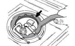 Снятие узла насоса в бензобаке с помощью специального ключа
