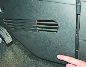 Форд Фиеста 2002-2008 Снимите левую накладку облицовки тоннеля пола